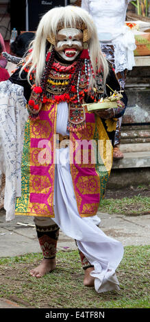 Bali, Indonésie. L'homme de village reconstituer des histoires de la mythologie hindoue balinaise. Banque D'Images