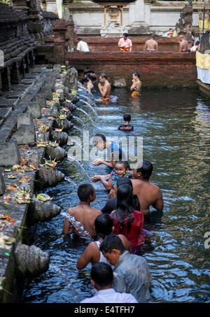 Bali, Indonésie. Fidèles à la baignade, Tirta Empul un printemps sacré pour les Hindous balinais. Banque D'Images