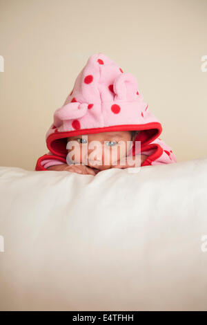 Portrait de deux semaines, des nouveau-nés Asian baby girl in pink polka dot Hooded Jacket, studio shot on white background Banque D'Images