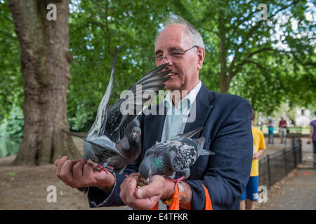 Nourrir les oiseaux l'homme local dans St James's Park à Londres Banque D'Images