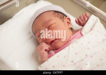 Newborn Baby Girl in Hospital Bassinet Banque D'Images