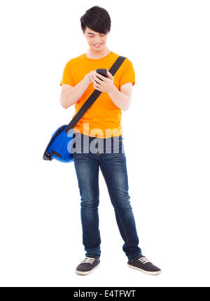 Jeune étudiant tenant un smartphone et toucher Banque D'Images