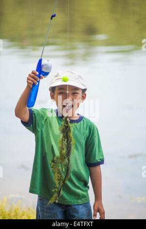 Garçon avec ligne de pêche plein de potamot, Lake Fairfax, Reston, Virginia, USA Banque D'Images