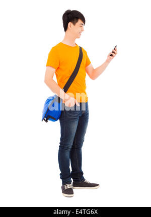 Jeune étudiant tenant un smartphone avec fond blanc Banque D'Images
