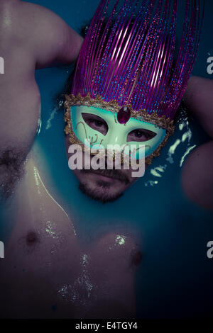 La dépression, l'homme en bleu baignoire pleine d'eau, la tristesse concept Banque D'Images