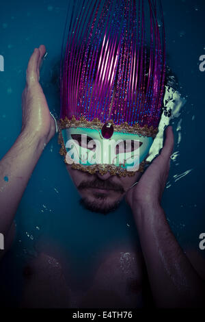 La dépression, l'homme en bleu baignoire pleine d'eau, la tristesse concept Banque D'Images