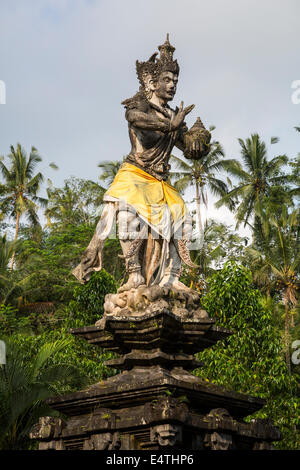 Bali, Indonésie. Statue du dieu hindou Indra ce qui porte l'eau bénite à un ressort, Tirta Empul sacré pour les Hindous balinais. Banque D'Images