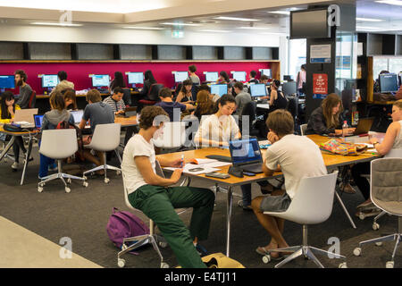 Melbourne Australie,Carlton,Parkville,Université de Melbourne,campus,école,Baillieu Library,étudiant étudiants homme hommes,femme femmes,garçon garçons Banque D'Images