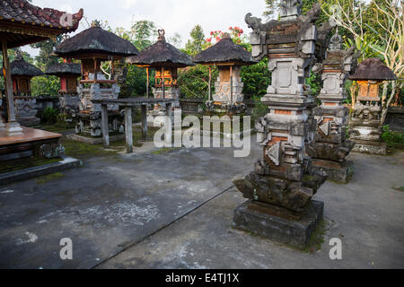 Bali, Indonésie. Sanctuaires aux ancêtres à l'intérieur d'un village balinais hindou composé de la famille. Banque D'Images