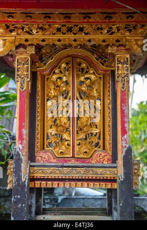 Bali, Indonésie. Les portes d'un lieu de culte d'un ancêtre à l'intérieur d'un village balinais hindou composé de la famille. Banque D'Images