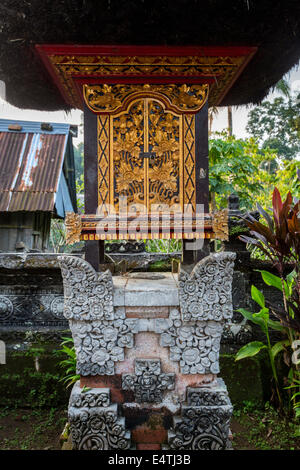 Bali, Indonésie. Culte d'un ancêtre à l'intérieur d'un village balinais hindou composé de la famille. Banque D'Images