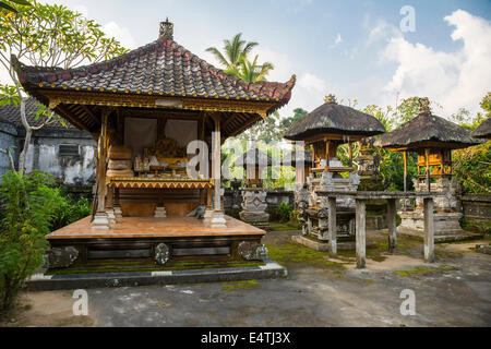 Bali, Indonésie. Sanctuaires aux ancêtres à l'intérieur d'un village balinais hindou composé de la famille. Banque D'Images