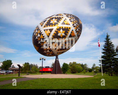 L'oeuf, un géant Vegreville (plus grand) d'une sculpture, un Ukrainien pysanka-style œuf de Pâques. Vegreville, Alberta, Canada. Banque D'Images