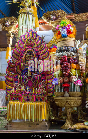 Bali, Indonésie. Temple des offrandes de fruits, oeufs, et des bonbons dans l'espoir d'une bonne récolte de riz, Pura Dalem Temple Hindou, Dlod Blun Banque D'Images