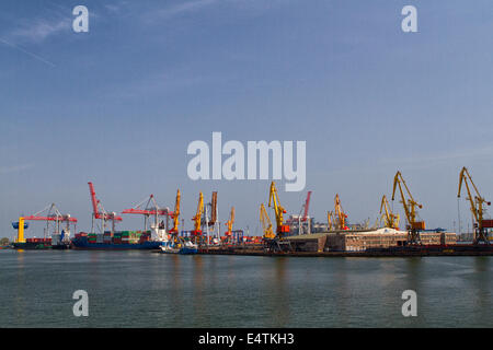 Grue de chargement du navire, et séchoir à grains dans le port d'Odessa, Ukraine Banque D'Images