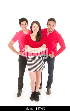 Deux hommes et une jeune fille en rouge posing Banque D'Images