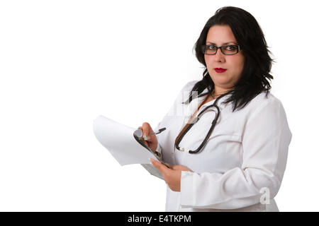 Femme médecin avec un presse-papiers sur un fond blanc Banque D'Images