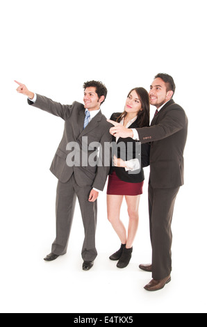 Deux beaux hommes d'affaires et une femme d'affaires en costumes pointing Banque D'Images