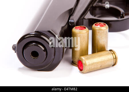 Munitions et armes de poing noir isolé sur blanc pistolet avec munitions isolated Banque D'Images