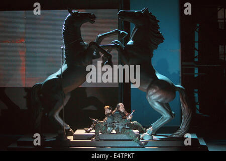 Lars Rudolph comme Hagen Tronje (L) et Markus Majowski comme Volker von Alzey stand pendant la photo répétition pour cette année, le Festival "Nibelungen pièce Hebbels Nibelungen - born this way' dans Worms, Allemagne, 15 juillet 2014. C'est la dernière scène de Wedel comme directeur du festival et sera exécutée 16 fois du 18 juillet au 03 août. Photo : FREDRIK VON ERICHSEN/dpa Banque D'Images