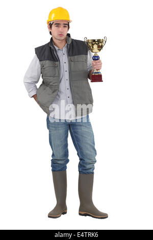 Builder fièrement holding trophy Banque D'Images