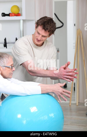 Senior woman doing exercices de remise en forme Banque D'Images