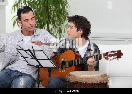 Père et fils avec une guitare Banque D'Images