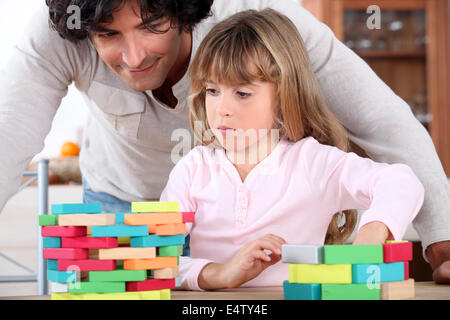 Petite fille jouant avec des blocs de construction Banque D'Images