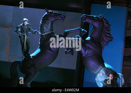 Lars Rudolph comme Hagen Tronje (L) et Markus Majowski comme Volker von Alzey pendant la répétition de la photo pour cette année, le Festival "Nibelungen pièce Hebbels Nibelungen - born this way' dans Worms, Allemagne, 15 juillet 2014. C'est la dernière scène de Wedel comme directeur du festival et sera exécutée 16 fois du 18 juillet au 03 août. Photo : FREDRIK VON ERICHSEN/dpa Banque D'Images