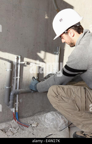 L'approvisionnement en eau Plumber repairing Banque D'Images