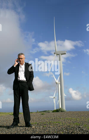 L'homme sur téléphone devant des éoliennes Banque D'Images