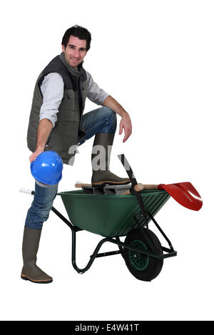 Construction Worker exhibant son hard hat Banque D'Images