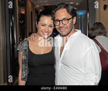 Munich, Allemagne. 16 juillet, 2014. Et le guitariste de jazz fusion italo-américain Al Di Meola et son partenaire Stephanie Kreis pendant l'ouverture du Jazz à l'été 2014 à l'hôtel Bayerischer Hof à Munich, Allemagne, 16 juillet 2014. Le festival international d'étoiles continue jusqu'au 20 juillet 2014. Photo : URSULA DUEREN/dpa/Alamy Live News Banque D'Images