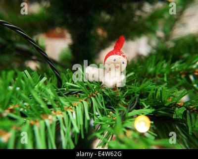 Petit Père Noël, dans un arbre de Noël Banque D'Images