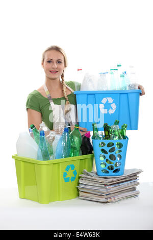Une femme le recyclage des bouteilles en plastique. Banque D'Images