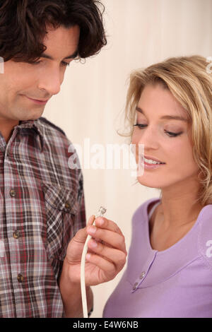 Couple avec un câble d'antenne TV Banque D'Images