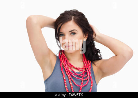 Brunette portant un collier de perles rouges Banque D'Images