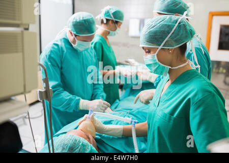 Avis d'une infirmière titulaire d'un masque à oxygène Banque D'Images