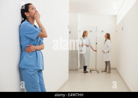 Jusqu'à l'infirmière et leaning against wall Banque D'Images