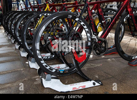 Plusieurs vélos à résistance variable trainer vélo rollers dans Colne, Lancashire, UK 16 juillet 2014. Parabolique Ghibli élite galets en Colne Grand Prix cycliste 2014. La course est partie de l'élite cycliste britannique série du circuit national et a eu lieu sur un circuit de 800m de la route autour de la Colne à sens unique, ce qui donne un spectacle passionnant, rapide. Comme une partie de l'élite nationale, la série top riders dans le pays participent. Banque D'Images