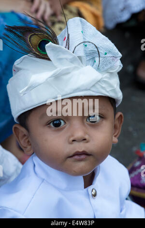 Bali, Indonésie. Petit garçon portant un Udeng hindoue, l'homme chef traditionnel balinais. Temple Pura Dalem. Blungban Dlod Banque D'Images