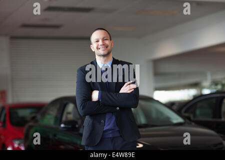 Dealer debout devant une voiture Banque D'Images