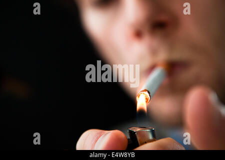 Homme allumer une cigarette Banque D'Images