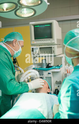 Chirurgien mettre un masque à oxygène sur un patient Banque D'Images