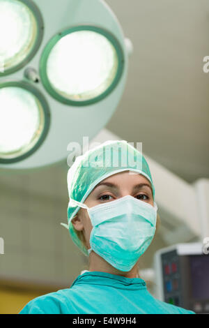 Chirurgien sous les feux chirurgicale Banque D'Images