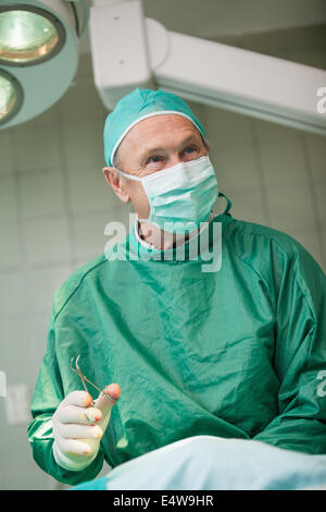 Smiling surgeon holding scissors Banque D'Images