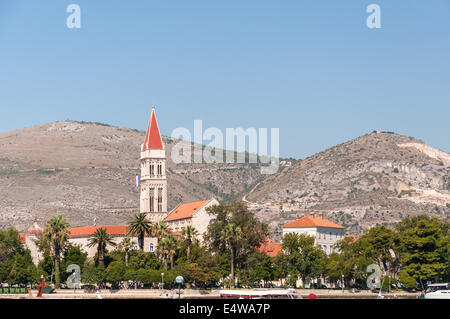 Vieille ville de Trogir en Croatie avec des montagnes en arrière-plan Banque D'Images