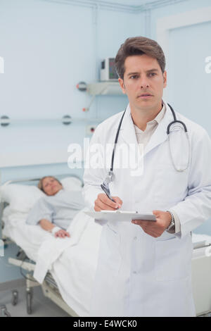 Rédaction médecin sur un presse-papiers Banque D'Images