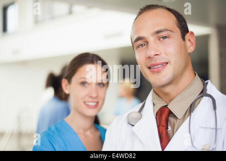 Doctor and nurse looking at camera Banque D'Images