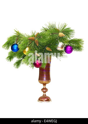 Des branches de pins avec de nouveaux jouets dans un vase Banque D'Images
